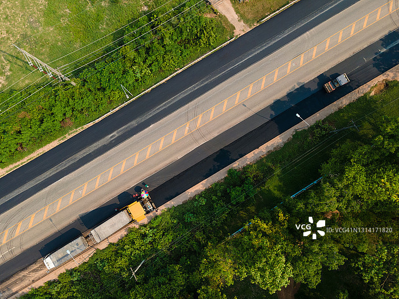 道路施工现场压路机沥青路面修复鸟瞰图图片素材