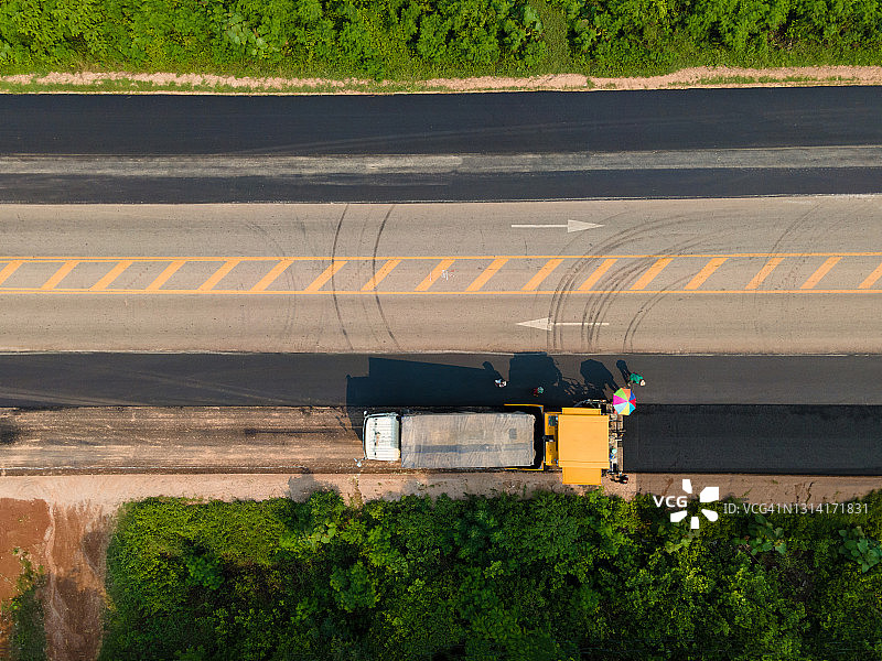道路施工现场压路机沥青路面修复鸟瞰图图片素材