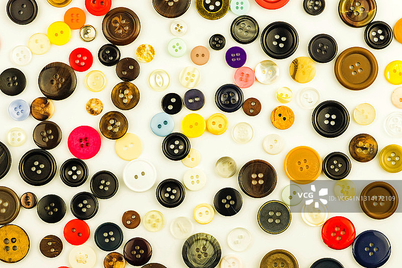 白色背景上的彩色复古纽扣图片素材