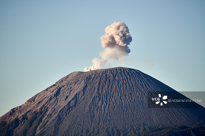 日落时分的塞梅鲁火山，印度尼西亚东爪哇图片素材