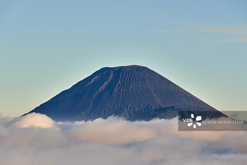 日落时分的塞梅鲁火山和云海，印度尼西亚东爪哇图片素材