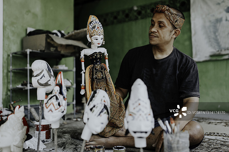 女雕塑家雕刻木制人像图片素材