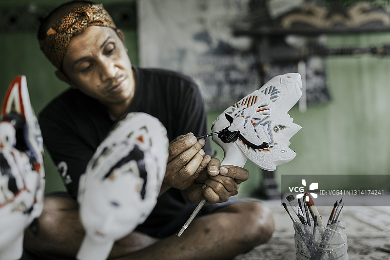 女雕塑家雕刻木制人像图片素材