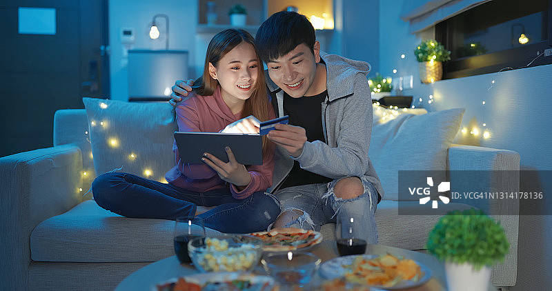 亚洲情侣网上购物图片素材