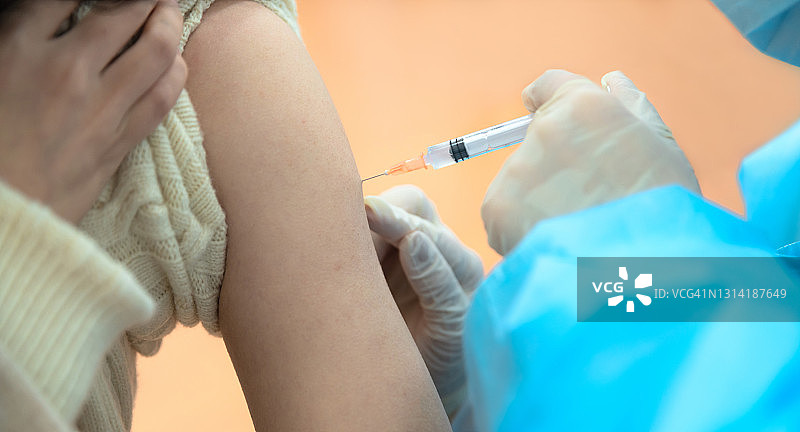 接种疫苗的年轻人图片素材