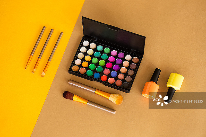 彩色眼影盘、化妆刷和彩色指甲油图片素材