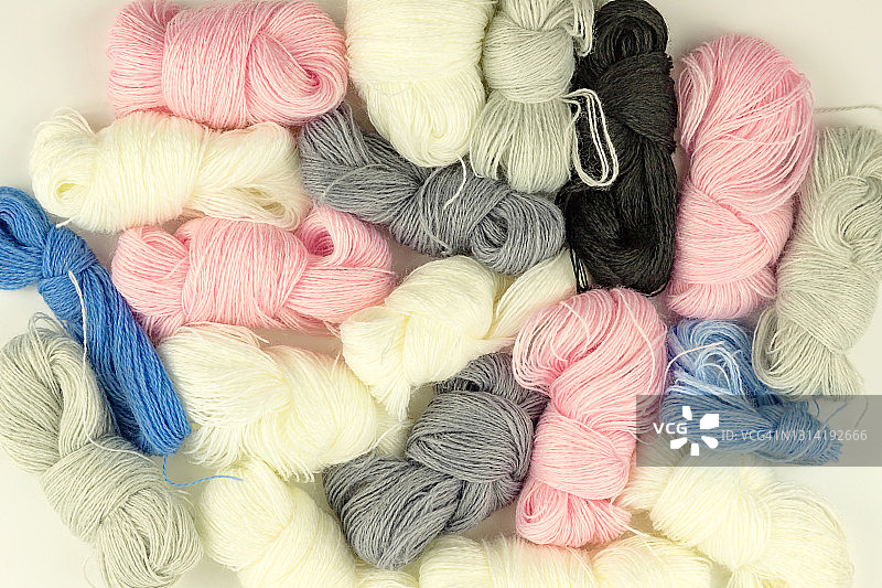 用于编织、钩编的彩色羊毛纱线线团，手工针线活图片素材
