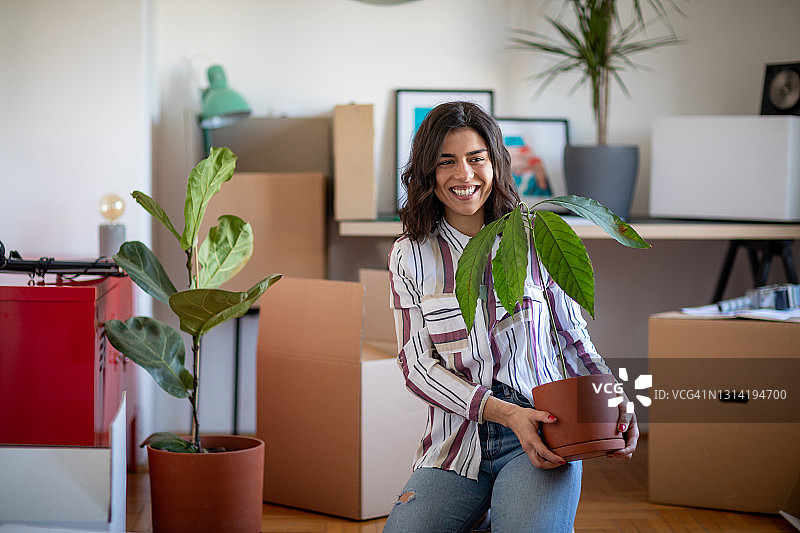 搬进新公寓的快乐年轻白人女性图片素材