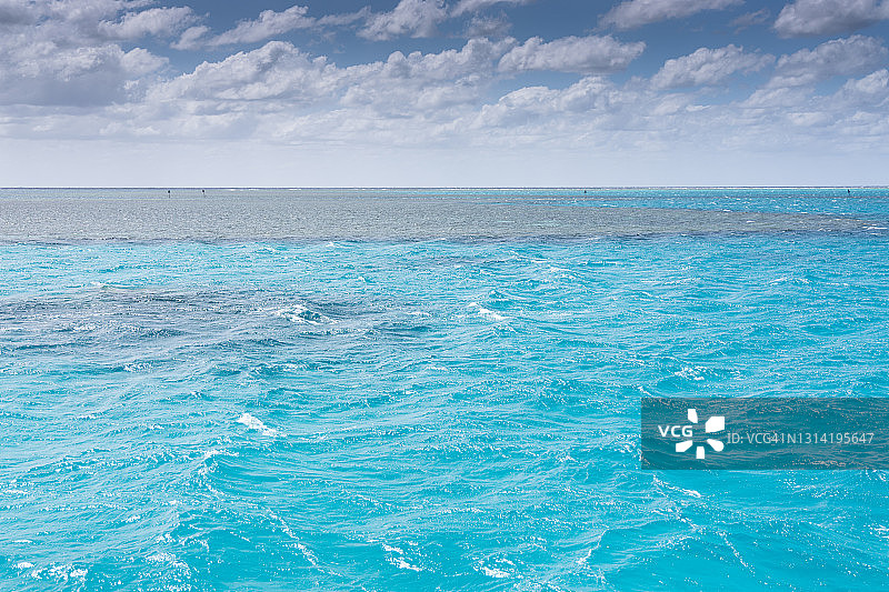 封闭珊瑚环礁湖的清澈蓝色水域图片素材