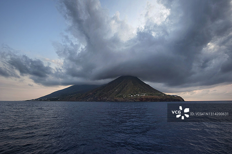 有云的萨利纳岛图片素材