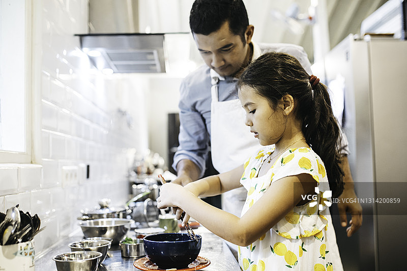 全家烹饪的美餐图片素材