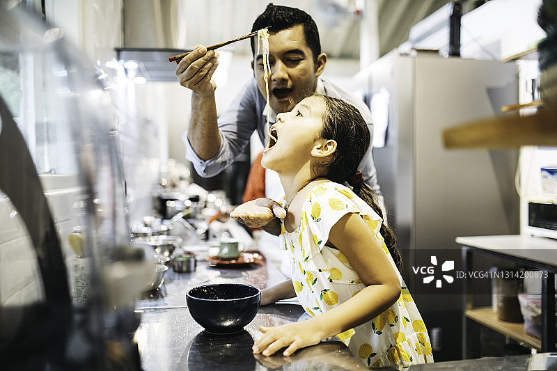 全家烹饪的美餐图片素材