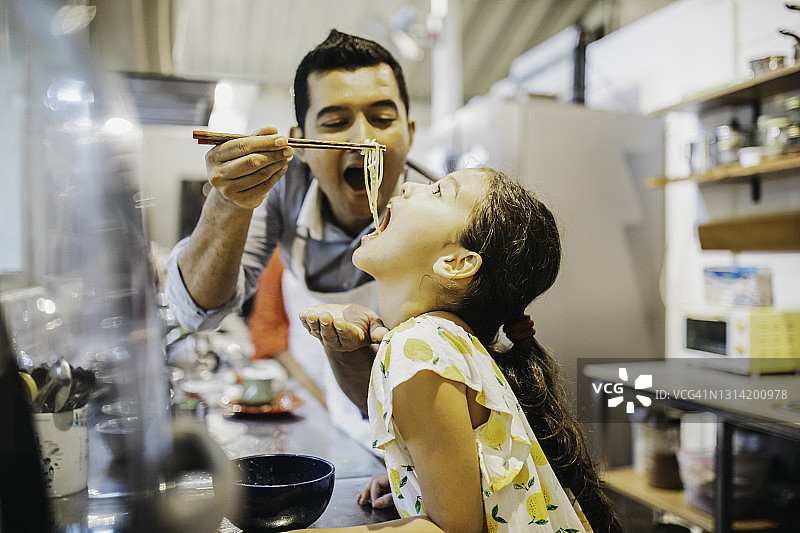 全家烹饪的美餐图片素材