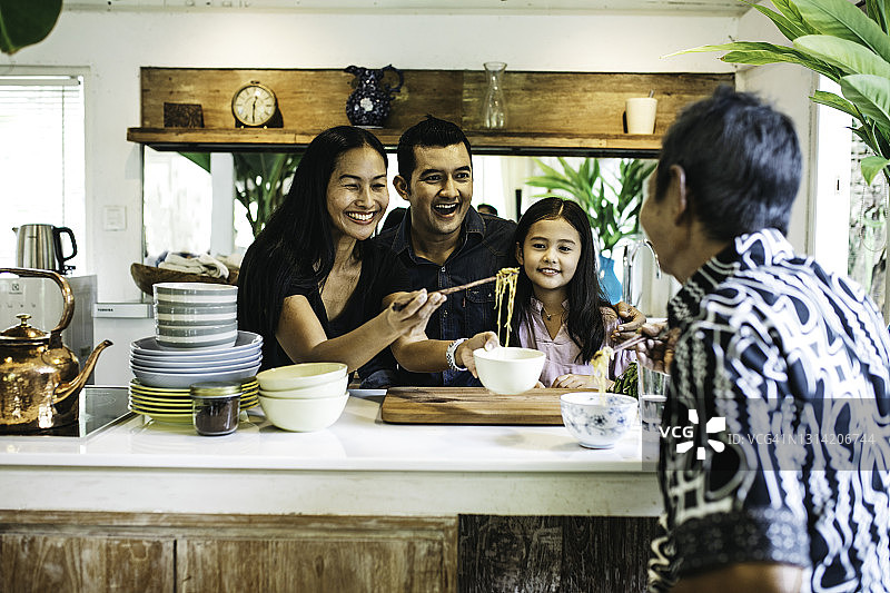 爷爷、母亲、父亲和一个女孩共进午餐图片素材