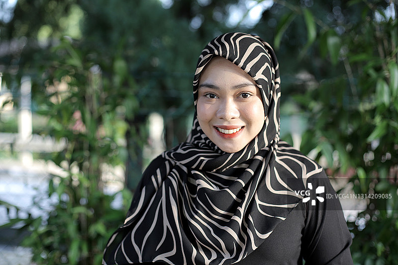 现代穆斯林年轻女性图片素材
