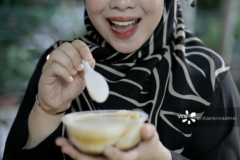 现代穆斯林年轻女性图片素材