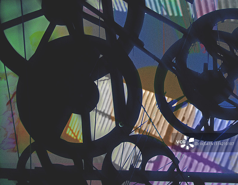 仓库中的金属轮照片图片素材