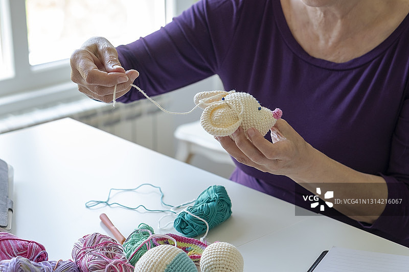 在家工作的资深女性图片素材