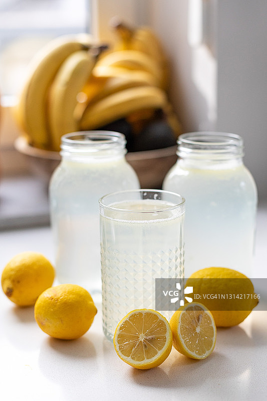 厨房桌上准备饮用的柠檬水图片素材
