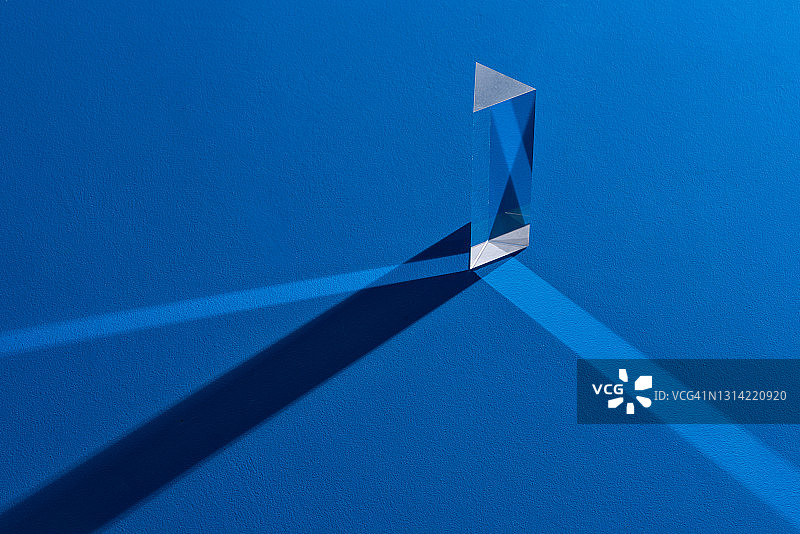 三角形棱镜折射光束图片素材