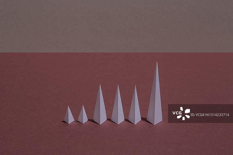 抽象纸金字塔图片素材
