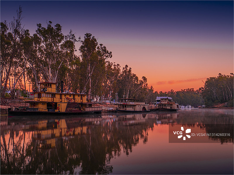 澳大利亚维多利亚州北部，墨累河埃丘卡港口区黎明图片素材