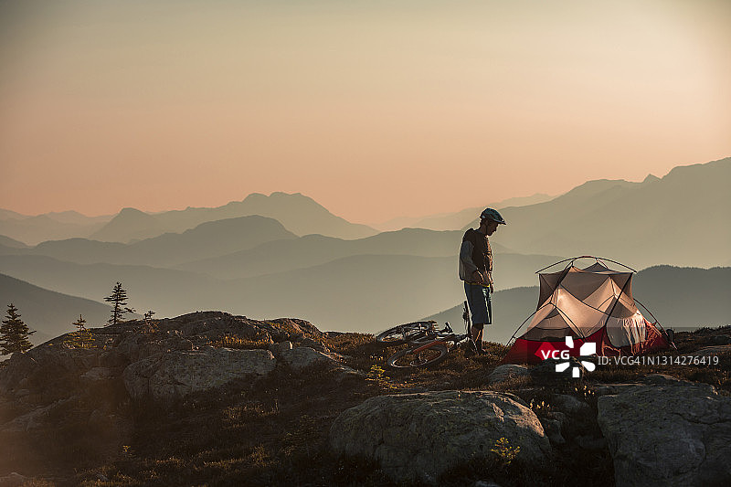 男人准备在日出时于山区骑自行车图片素材