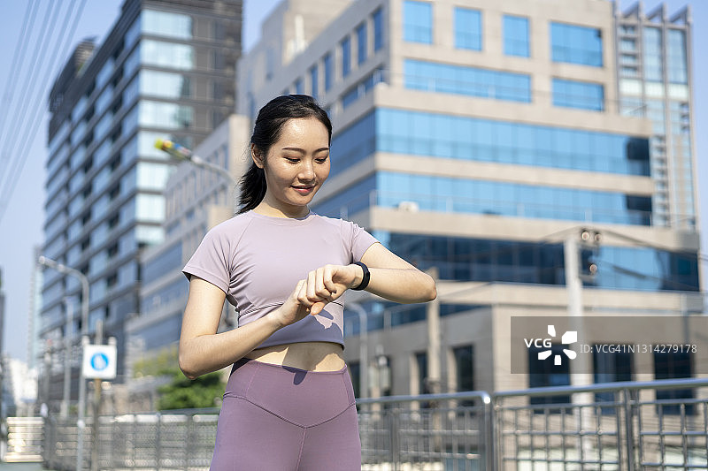 查看手腕上的健身追踪器图片素材