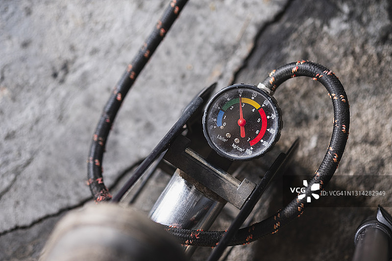 自行车泵气压计高角度视图图片素材