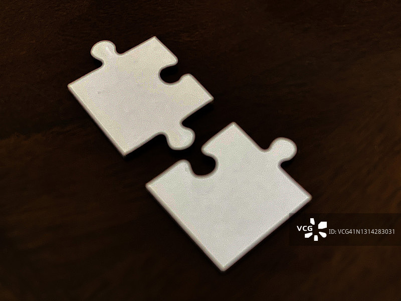 深色背景可拼接白色拼图图片素材