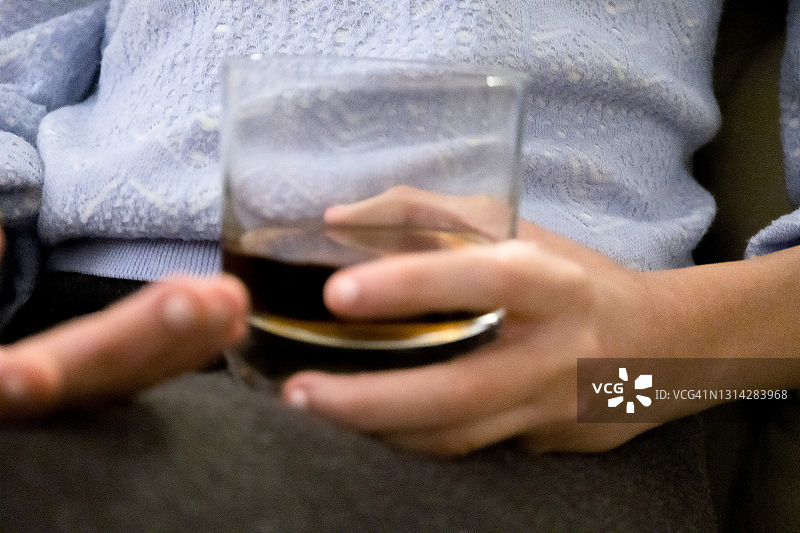 手持睡前酒的年轻女子图片素材