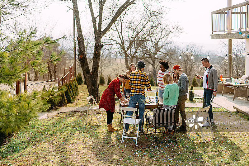 朋友们在户外聚会图片素材