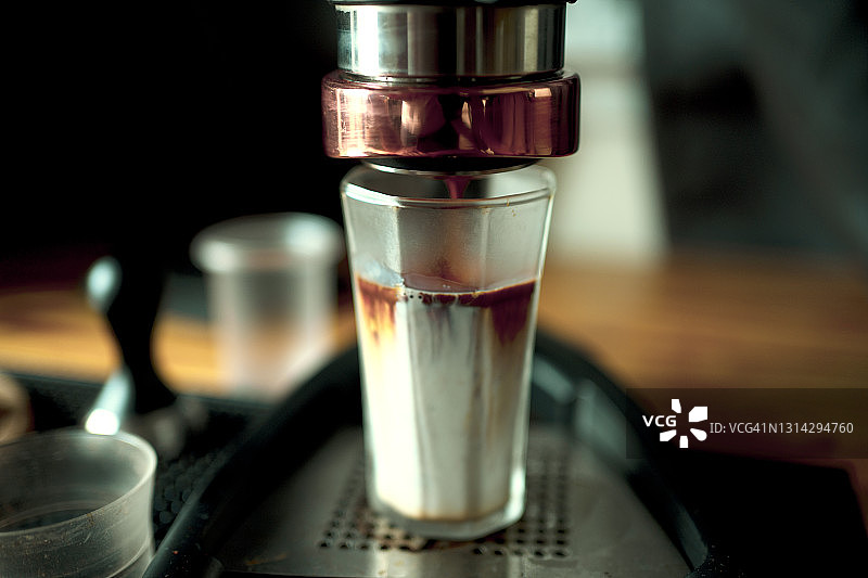 咖啡师在家制作冰美式咖啡图片素材