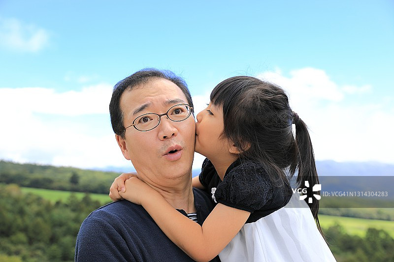 父女户外亲吻脸颊图片素材