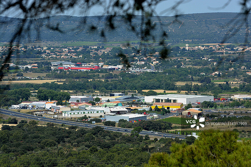 从加迪奥尔山顶俯瞰吉让、手工艺区和高速公路图片素材