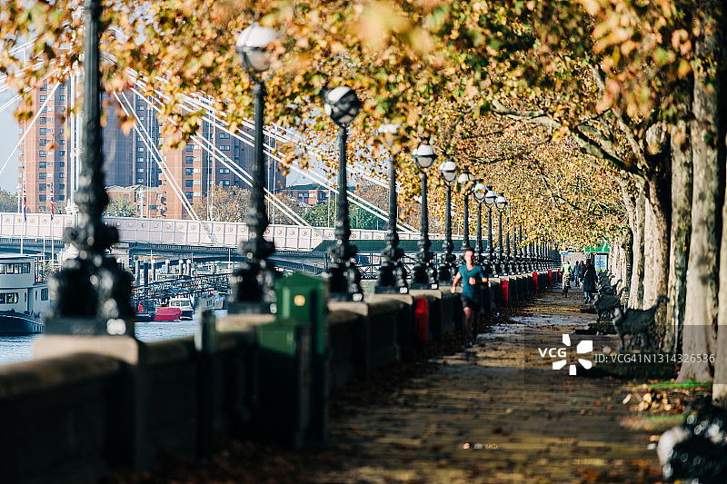 伦敦切尔西堤岸秋日景色照片图片素材