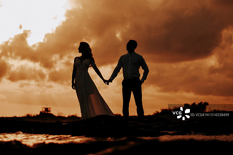 日落时分的浪漫情侣图片素材