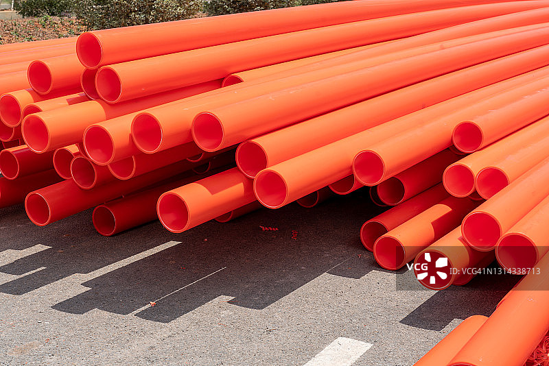 路边堆放的塑料管图片素材