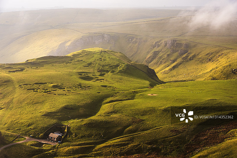 英国峰区德比郡的蓝色约翰洞穴和温纳茨山口图片素材