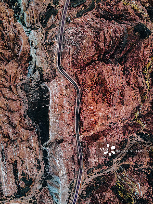 丹霞地貌乡村公路的航拍景色图片素材