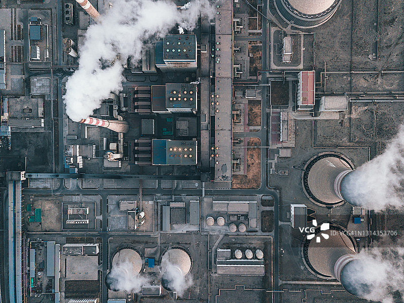 日落时分的发电站鸟瞰图图片素材