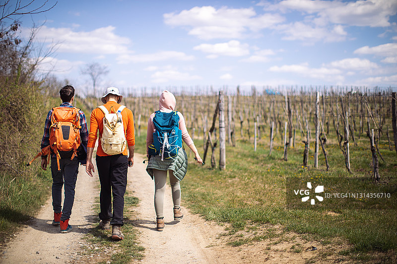 树林中休息的徒步旅行者图片素材