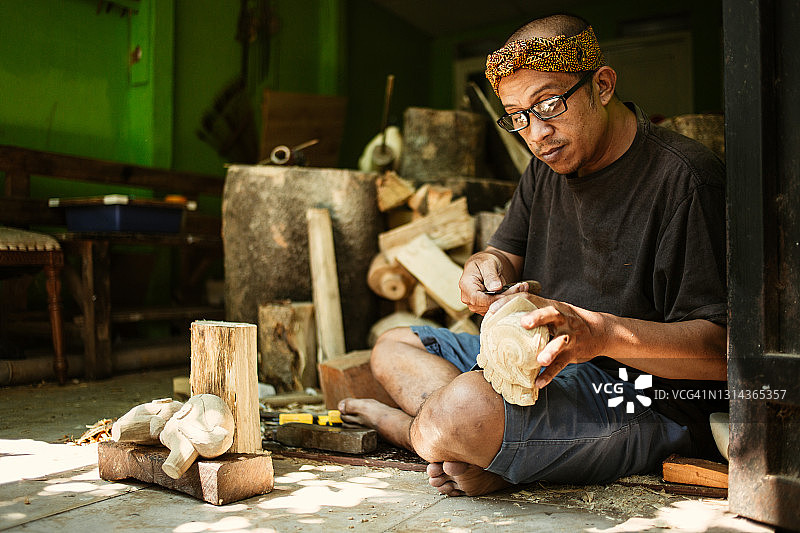 手工艺人雕刻哇扬戏木偶图片素材