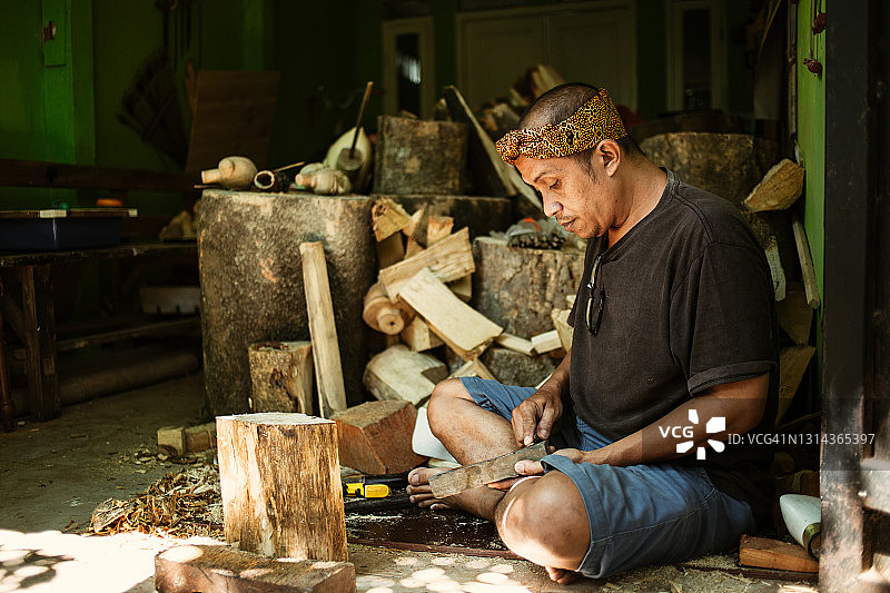 手工艺人准备雕刻 Wayang Golek 木偶图片素材