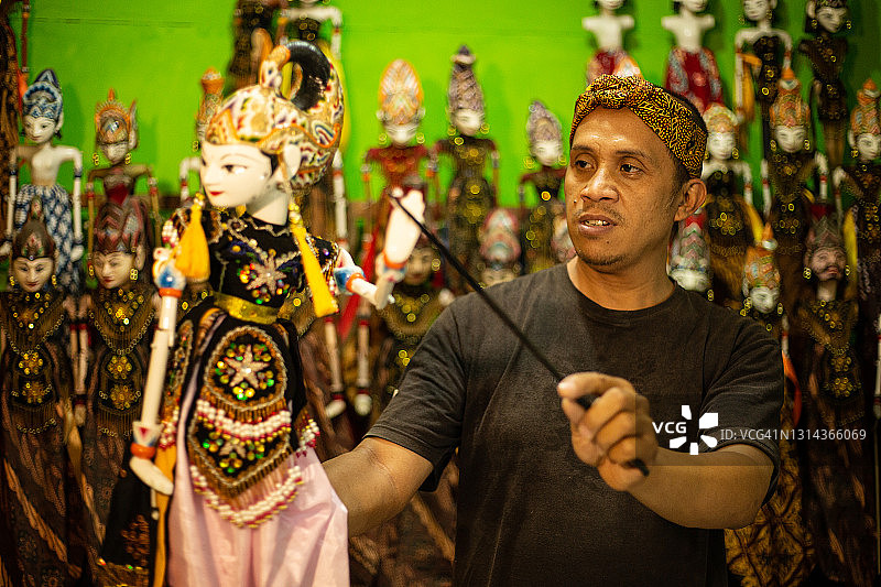制作哇扬木偶戏的手工艺人图片素材