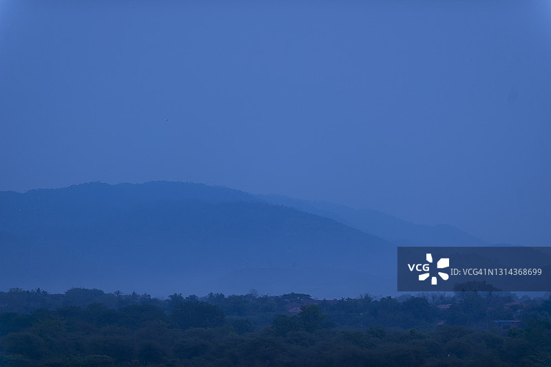 泰国清莱云雾缭绕的山脉图片素材