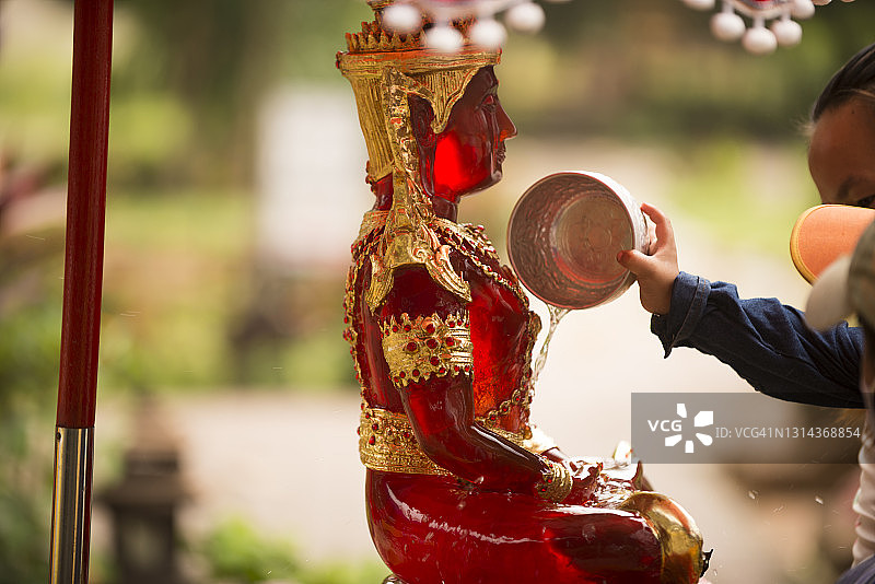 泼水节期间的浴佛仪式图片素材