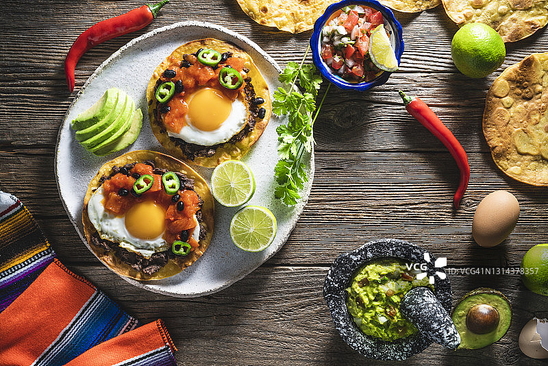 墨西哥牧场鸡蛋早餐，配有皮科德加洛和鳄梨酱图片素材