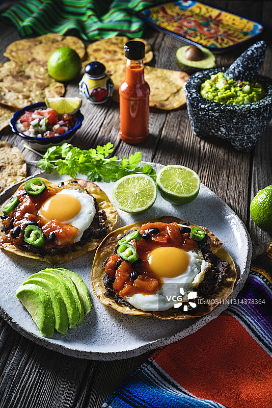 墨西哥牧场鸡蛋早餐，配有皮科德加洛和鳄梨酱图片素材