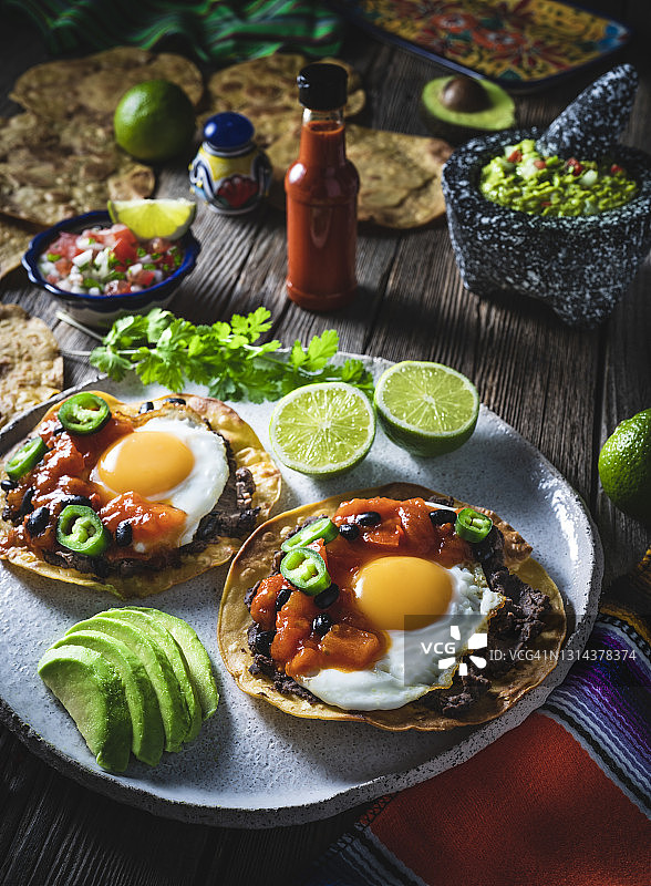 墨西哥牧场鸡蛋早餐，配有皮科德加洛和鳄梨酱图片素材